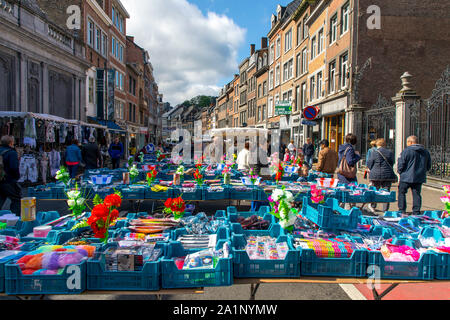 Marché dans la Rue de Fer, vieille ville de Namur, Wallonie, Belgique, Banque D'Images