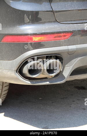 D'échappement double d'une voiture noire Banque D'Images