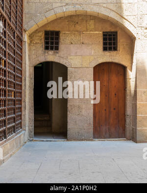 Pierre extérieurs en brique avec deux passage voûté adjacent ouvert et fermé les portes en bois grunge menant à Beit El Sehemy bâtiment historique, Moez Street, le Vieux Caire, Egypte Banque D'Images