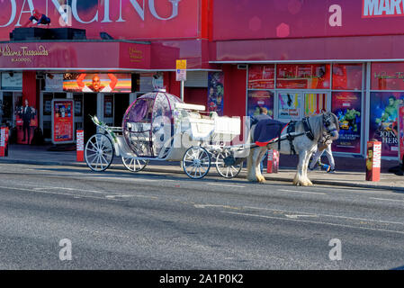 La promenade de Blackpool avec chariot à cheval pendant un week-end d'automne - l'une des stations balnéaires préférées Englands. Photo prise le 19 septembre 2019 - B Banque D'Images