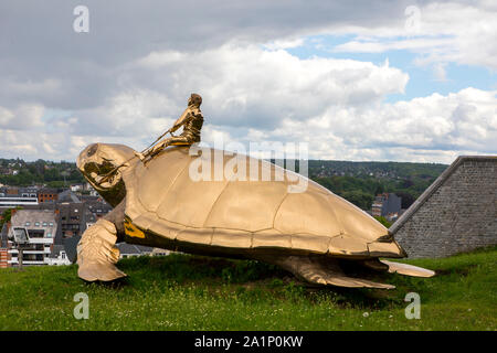 Oeuvre d'art à la recherche de l'Utopie, par l'artiste Jan Fabre, sur la citadelle de Namur, Wallonie, Belgique, Banque D'Images