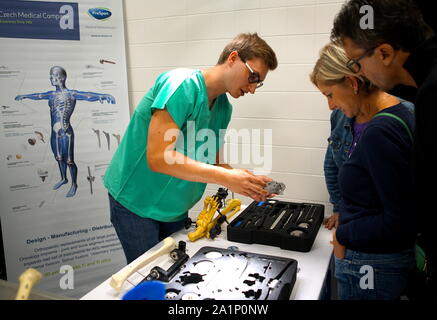 Prague, République tchèque. 27 Sep, 2019. Un étudiant présente des substituts d'orthopédie les visiteurs pour la "Nuit de l'événement des scientifiques à l'Université Charles à Prague, République tchèque, le 27 septembre 2019. Plus de 60 institutions scientifiques et des universités de la République tchèque a ouvert ses portes aux visiteurs pendant l'événement vendredi soir. Credit : Dana Kesnerova/Xinhua/Alamy Live News Banque D'Images