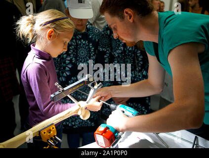 Prague, République tchèque. 27 Sep, 2019. Un enfant apprend à propos des techniques de forage de l'os au cours de la 'Nuit de l'événement des scientifiques à l'Université Charles à Prague, République tchèque, le 27 septembre 2019. Plus de 60 institutions scientifiques et des universités de la République tchèque a ouvert ses portes aux visiteurs pendant l'événement vendredi soir. Credit : Dana Kesnerova/Xinhua/Alamy Live News Banque D'Images