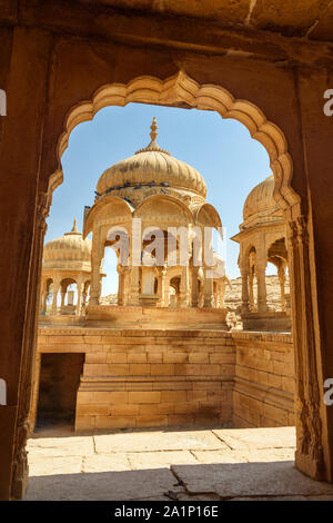 Bada Bagh cénotaphes ancienne complexe. Jaisalmer. Le Rajasthan en Inde Banque D'Images