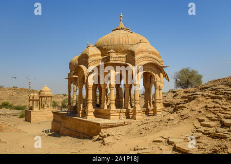 Bada Bagh cénotaphes ancienne complexe. Jaisalmer. Le Rajasthan en Inde Banque D'Images