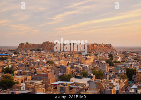 La ville de Jaisalmer fort dans le coucher du soleil et la lumière. Le Rajasthan. L'Inde Banque D'Images