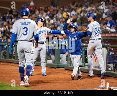 San Francisco, Californie, USA. 27 Sep, 2019. Les Dodgers de Los Angeles célébrer une autre notation exécuter, au cours d'un match entre la MLB Los Angeles Dodgers et les Giants de San Francisco au parc d'Oracle à San Francisco, Californie. Valerie Shoaps/CSM/Alamy Live News Banque D'Images