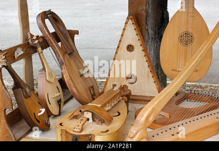 Affichage des instruments de musique à cordes anciennes Banque D'Images