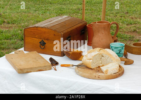 Objets Vintage sur une table lors d'une reconstitution historique Banque D'Images