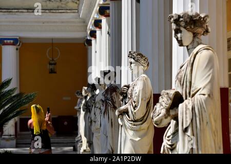 Les touristes de prendre des photos avec un téléphone mobile,Palais Achilleion,Gastouri,l'île de Corfou, îles Ioniennes, Grèce Banque D'Images