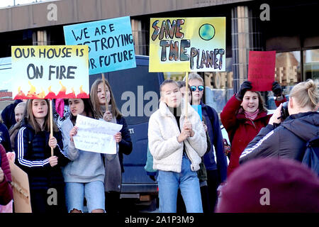 Grève à l'école pour le climat. Aussi connu comme vendredi pour de futures (FFF) et de la jeunesse pour le climat. Les manifestants avec des signes et des déclarations. Banque D'Images