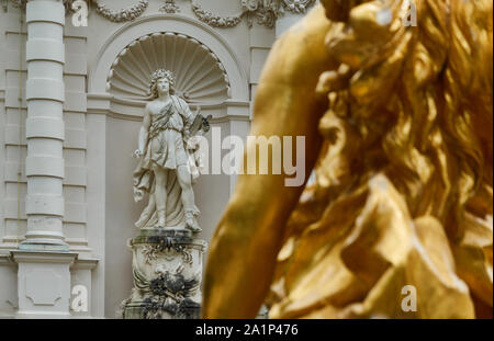 Ettal, Allemagne, le 6 août., 2019 : restauré figure de pierre sur la façade du château de Linderhof, avec une sculpture coupe dorée à l'avant-plan Banque D'Images