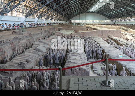 Xian, Chine - Juillet 2019 : site archéologique de l'Armée de terre cuite, de l'armée de statues guerrier ont été créées pendant le règne du premier empereur de Chine Qin Shi Huan Banque D'Images