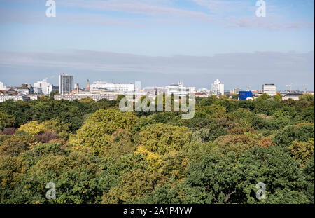 Berlin, Allemagne. 26 Sep, 2019. Les arbres sont dans le zoo en face de la skyline de l'ouest de la ville. Crédit : Paul Zinken/dpa/Alamy Live News Banque D'Images