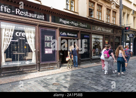 Prague Restaurant Caffe, gens touristes dans Charles Street Old Town Prague République Tchèque Banque D'Images