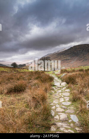 Belle image paysage d'hiver à la vallée le long de Crimpiau vers le Mont Snowdon dans la distance Banque D'Images