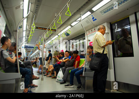 La ville de Singapour, Singapour - le 14 avril 2019 : Les passagers à bord du système de transport public SMRT Banque D'Images