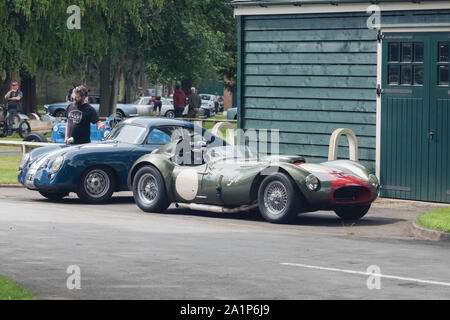 1951 Allard-Farrallac 1955 MkII et Porsche à Bicester Heritage Centre super scramble event. Bicester, Oxfordshire, Angleterre. Filtre Vintage Banque D'Images