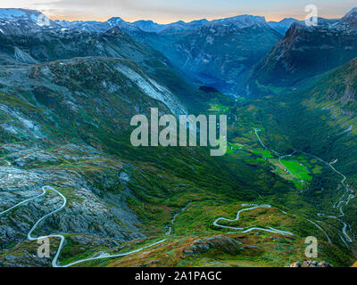 08/09-17, Geiranger, Norvège. Vue depuis la montagne Dalsnibba, l'UNESCO World Heritage site de Geirangerfjord dans la distance. Banque D'Images