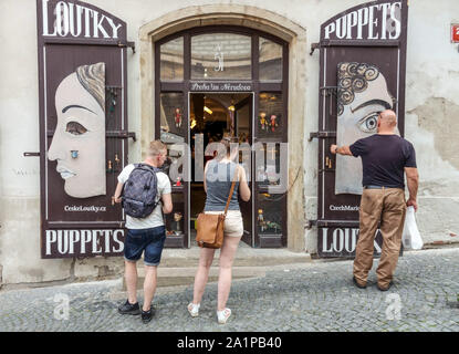 Touristes devant un magasin de marionnettes, Prague Mala Strana Nerudova Street Tchèque magasin de jouets traditionnels de la République Banque D'Images