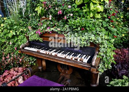 « Covent Garden in Bloom ». Événements à thème floral. Installation inflammable, Baby Grand Piano, Covent Garden Piazza, Londres. ROYAUME-UNI Banque D'Images