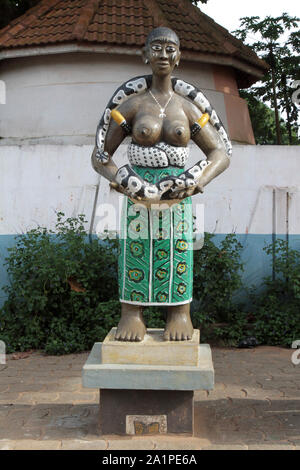Comité permanent statue devant le temple Python Voodoo. Ouidah. Bénin. Banque D'Images