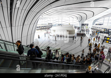 Beijing, Chine. 28 Sep, 2019. Les journalistes visiter le terminal de l'Aéroport International de Beijing Daxing sur Septembre 28, 2019. Un total de 97 journalistes de 87 organismes de presse de la maison et à l'étranger le samedi a visité l'aéroport. Credit : Peng Yuan/Xinhua/Alamy Live News Banque D'Images