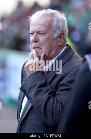 Ancien joueur de Hibernian Pat Stanton dans le dug-out juste avant le coup d'envoi du Championnat écossais de Ladbrokes à Easter Road, Édimbourg. Banque D'Images