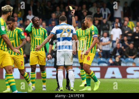 Londres, Royaume-Uni. 28 Sep, 2019. Arbitre Geoff Eltringham montre une carte jaune à Queens Park Rangers Yoann Barbet au cours de la première moitié du ciel parier match de championnat entre les Queens Park Rangers et West Bromwich Albion à Kiyan Prince Foundation Stadium, Londres, le samedi 28 septembre 2019. (Crédit : John Cripps | MI News) usage éditorial uniquement, licence requise pour un usage commercial. Crédit : MI News & Sport /Alamy Live News Banque D'Images