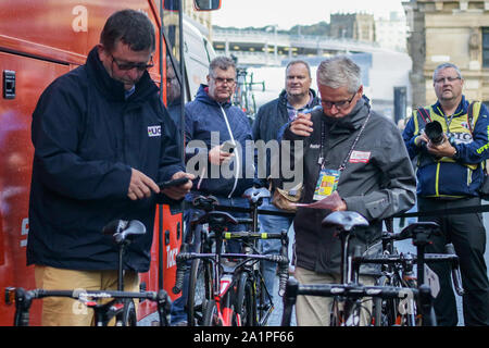 Harrogate, Royaume-Uni. 28 Sep, 2019. Inspecter les cantines des Pays-Bas vélos avant le départ de la course au championnat du monde de cyclisme sur route 2019 Womens Elite course sur route. 28 septembre 2019 Dan-Cooke Crédit/Alamy Live News Banque D'Images