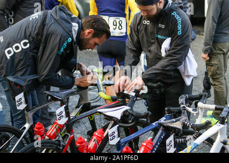 Harrogate, Royaume-Uni. 28 Sep, 2019. Fixer la mécanique suédois note course de riders bikes brefore la course commence au 2019 Championnats du monde de cyclisme sur route Course sur route élite femmes. 28 septembre 2019 Dan-Cooke Crédit/Alamy Live News Banque D'Images