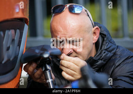 Harrogate, Royaume-Uni. 28 Sep, 2019. Modifier la mécanique de l'équipe USA un vélo2019 Championnats du monde de cyclisme sur route Course sur route élite femmes. 28 septembre 2019 Dan-Cooke Crédit/Alamy Live News Banque D'Images