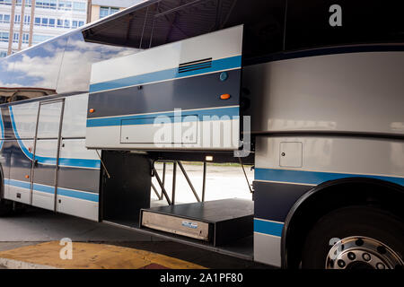 Coruna / Espagne - 24 septembre 2019 : Coach avec Gobel 300 tuck loin ascenseur équipé à la bagagerie en Corogne Espagne Banque D'Images