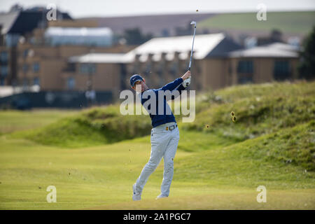 Rory McIlroy joue son tir d'approche dans le 4e trou lors de la troisième journée de l'Alfred Dunhill Links Championship à St Andrews. Banque D'Images