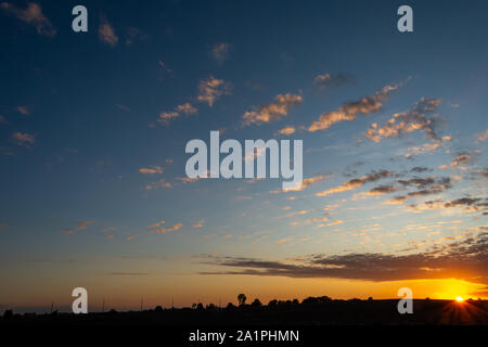 Un coucher du soleil de Septembre dans la région de Polk County, Iowa. Banque D'Images