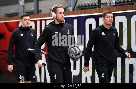 Le gardien de Norwich City Ralf Fahrmann (centre) et Michael McGovern (droite) arrivent pour la Premier League match à Selhurst Park, Londres. Banque D'Images