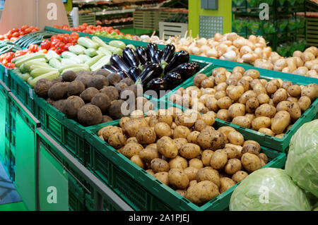 Les légumes dans les caisses en plastique vert, supermarché food store Banque D'Images