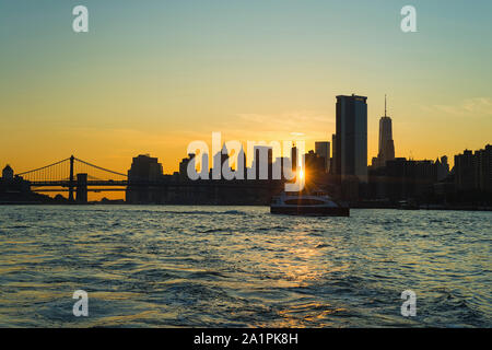 New York City ferry au coucher du soleil. Banque D'Images