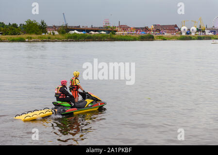 Szczecin, Pologne - 10 juin 2018 : les gardiens de la vie sur un scooter à patrouiller dans l'Oder. Jours de festival d'Odra. Banque D'Images