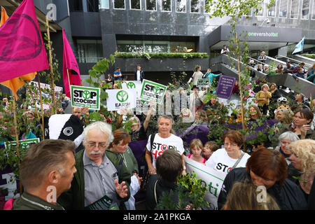 Les manifestants se rassemblent pour protester contre la construction du chemin de fer à grande vitesse HS2 HS2 en dehors du siège à Londres. Banque D'Images