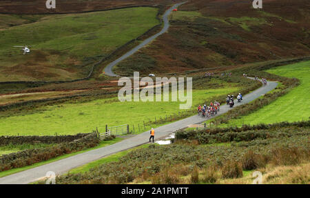 Le Peloton traverser Lofthouse pendant la course sur route élite féminine de Bradford à Harrogate. Banque D'Images