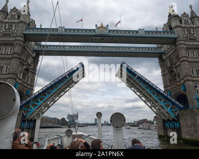 Tower Bridge vu depuis un petit bateau passant sous sur la Tamise à Londres Banque D'Images