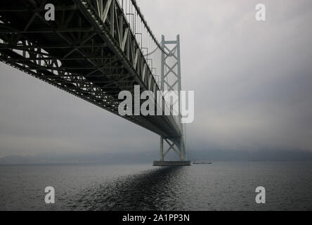 Akashi Kaikyo Bridge enjambant la Mer Intérieure de Seto, d'Awaji Island à Kobe, Japon