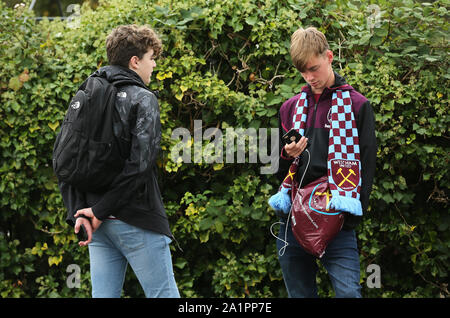 West Ham United fans arrivent au cours de la Premier League match au stade de la vitalité, de Bournemouth. Banque D'Images