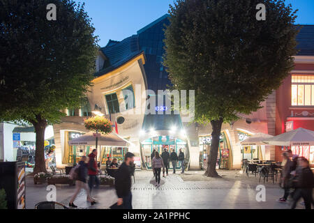 La maison tordue (Krzywy Domek (de travers petite maison) et la zone piétonne Héros de Monte Cassino (ulica Bohaterow Monte Cassino Monciak) à Sopot, Pologne. Septembre Banque D'Images