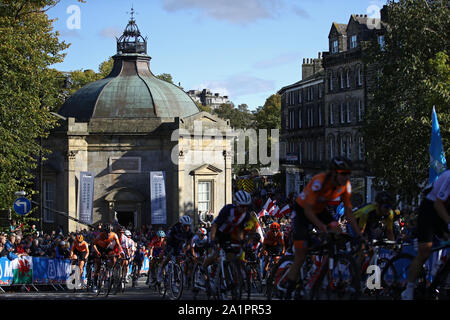 Le peloton rouler passé la salle des pompes à Harrogate pendant la course sur route élite féminine de Bradford à Harrogate. Banque D'Images