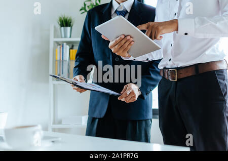 Formation en cours d'emploi. nouveau manager en ligne enseignement permanent mentor patron travailler avec tablette mobile pour les jeunes apprenti stagiaire tableau statistique de l'apprentissage Banque D'Images