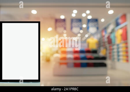 Blank billboard showcase ou boîte à lumière de la publicité pour votre message texte ou contenu multimédia avec image floue du magasin de vêtements de mode hommes populaires Banque D'Images