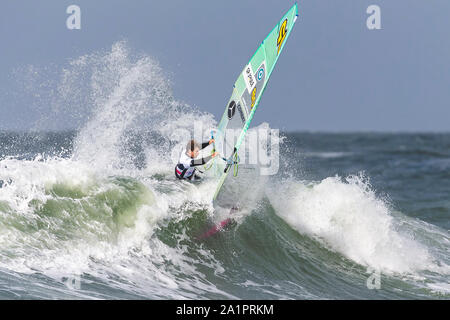 Berlin, Allemagne. 28 Sep, 2019. Leon Jamaer de Kiel (Allemagne) surfe sur une vague. Les meilleurs windsurfeurs du monde entier se rencontrent à partir de 27.09.2019 à 06.10.2019 pour la 36e coupe en face de l'île de Sylt de la mer du Nord. Crédit : Frank Molter/dpa/Alamy Live News Banque D'Images