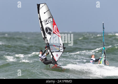 Berlin, Allemagne. 28 Sep, 2019. Lina Erpenstein de Kiel surfe pendant une course. Les meilleurs windsurfeurs du monde entier se rencontrent à partir de 27.09.2019 à 06.10.2019 pour la 36e coupe en face de l'île de Sylt de la mer du Nord. Crédit : Frank Molter/dpa/Alamy Live News Banque D'Images